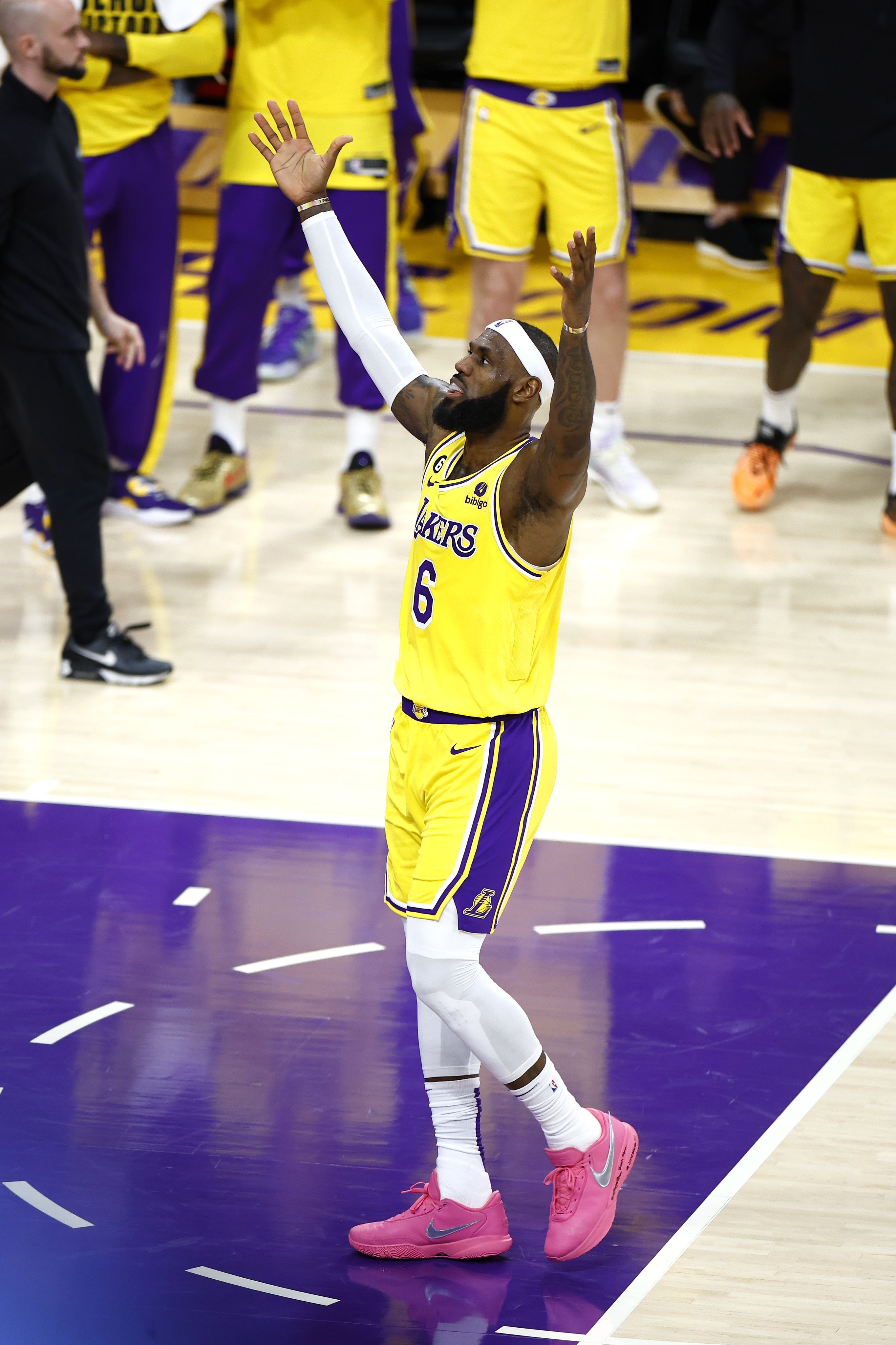 纪念篮球传奇巨星，球迷热泪盈眶