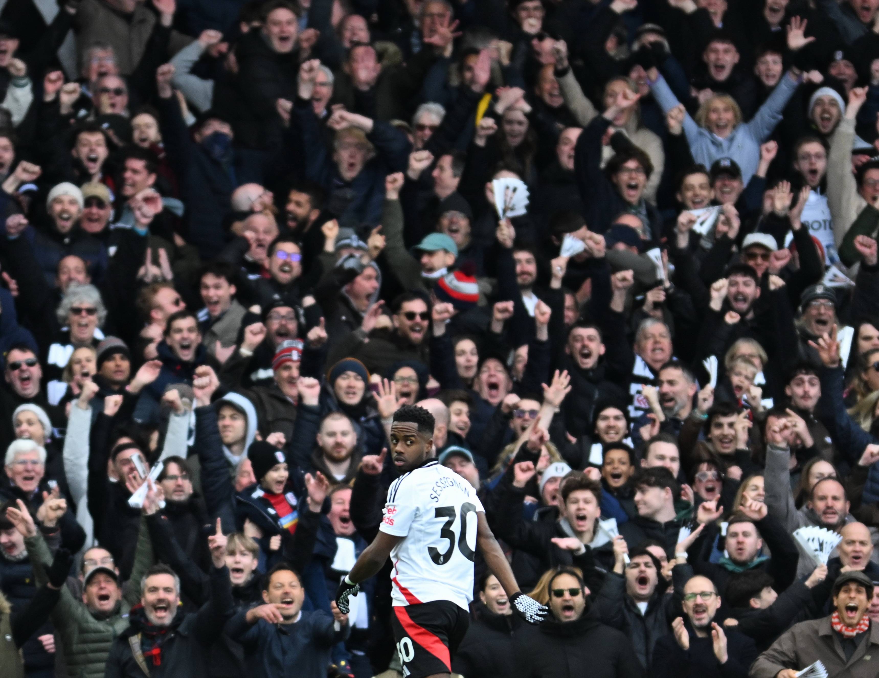 热刺逆转险胜富勒姆，继续领跑积分榜的简单介绍