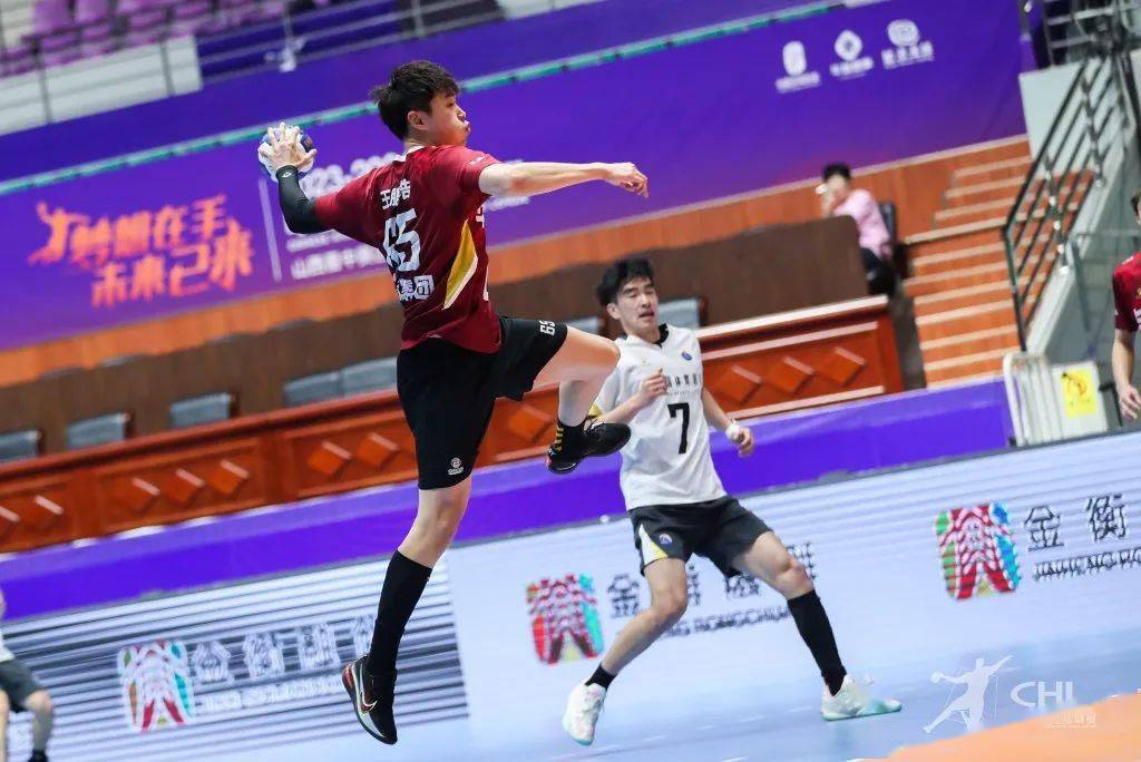 赛场上的高强度对抗，让观众体验激情与震撼的简单介绍