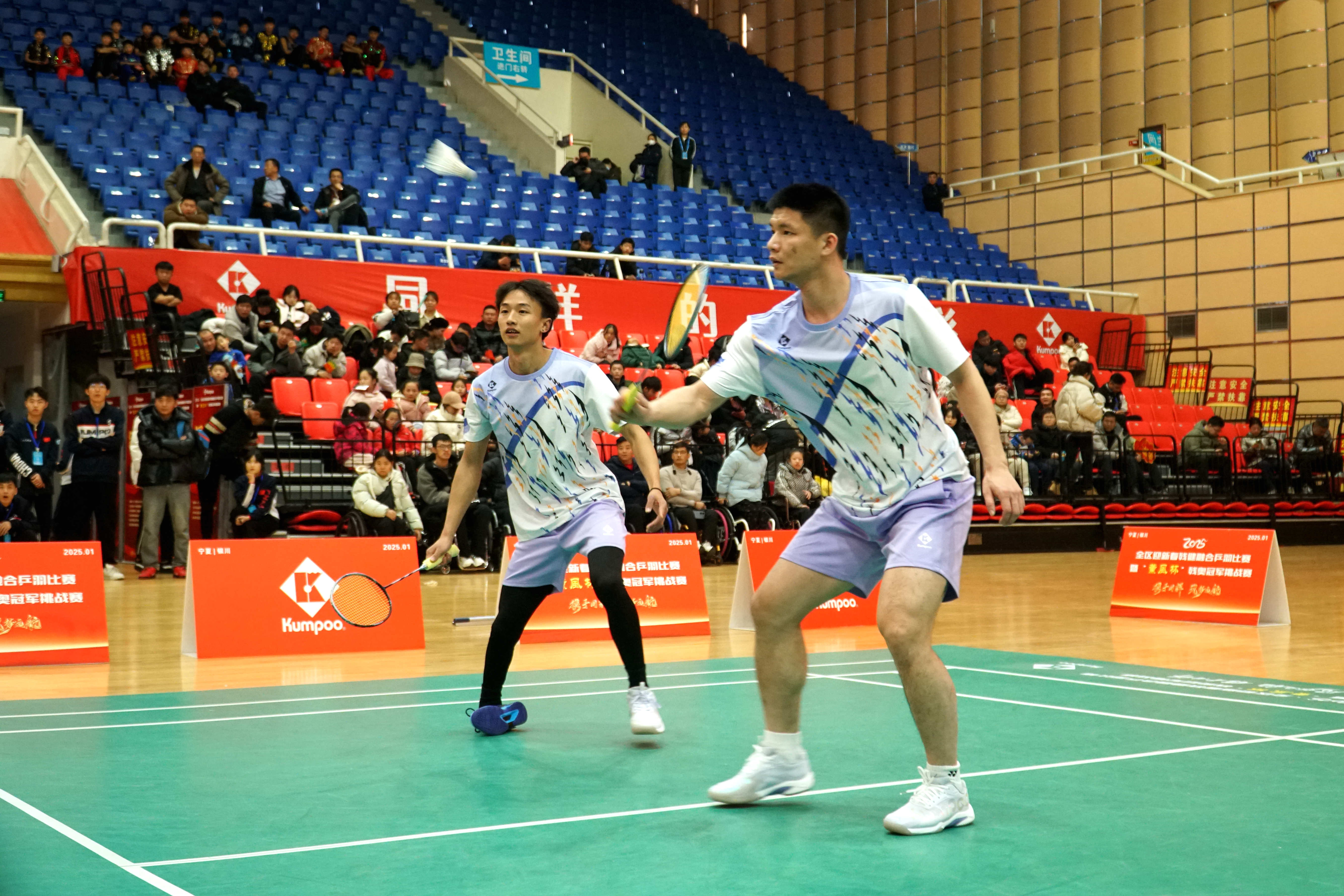 运动员们在比赛中展现出团结互助和拼搏精神