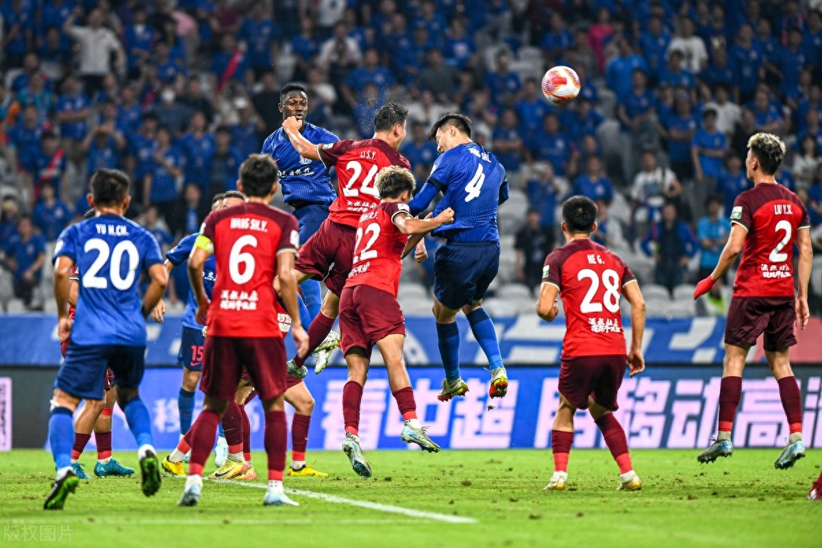 比赛中球队发挥默契配合取得胜利