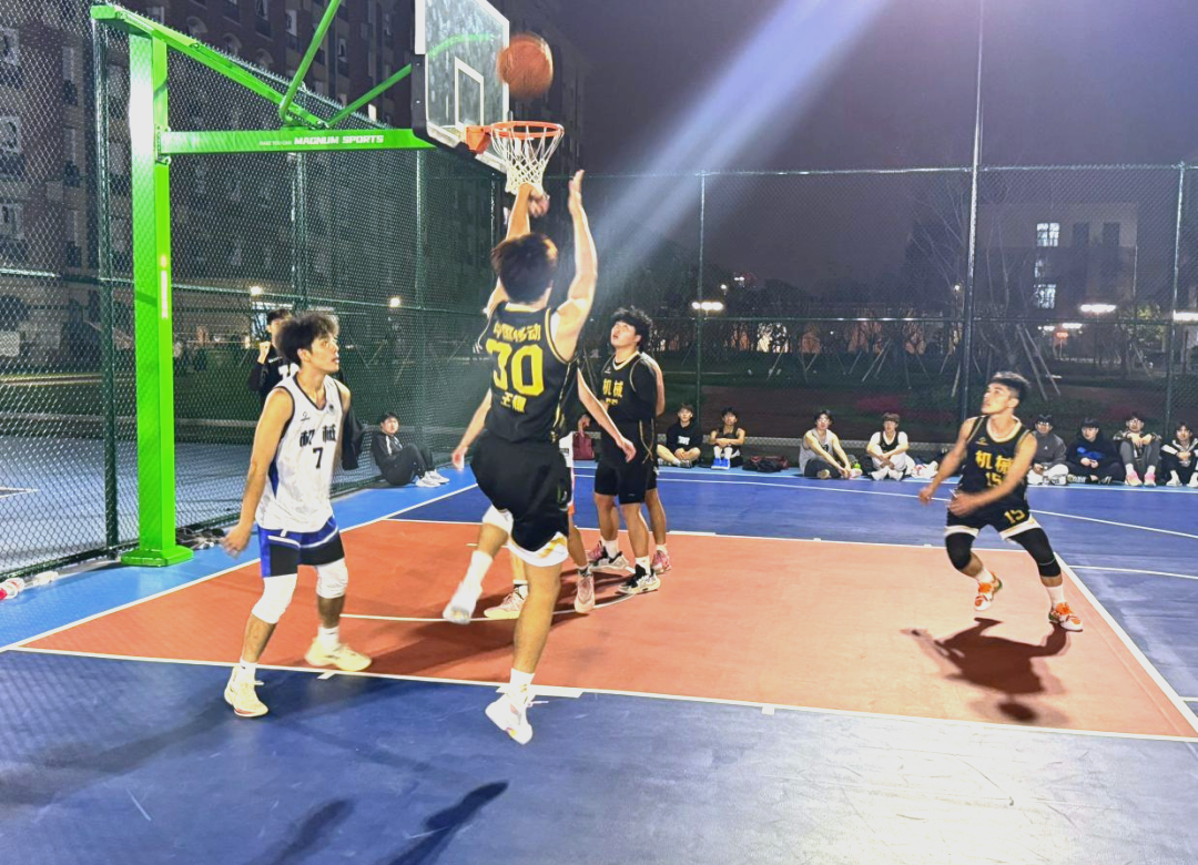 华体会官方登录入口-关于激情四射的篮球比赛，每位球员都在拼搏的信息