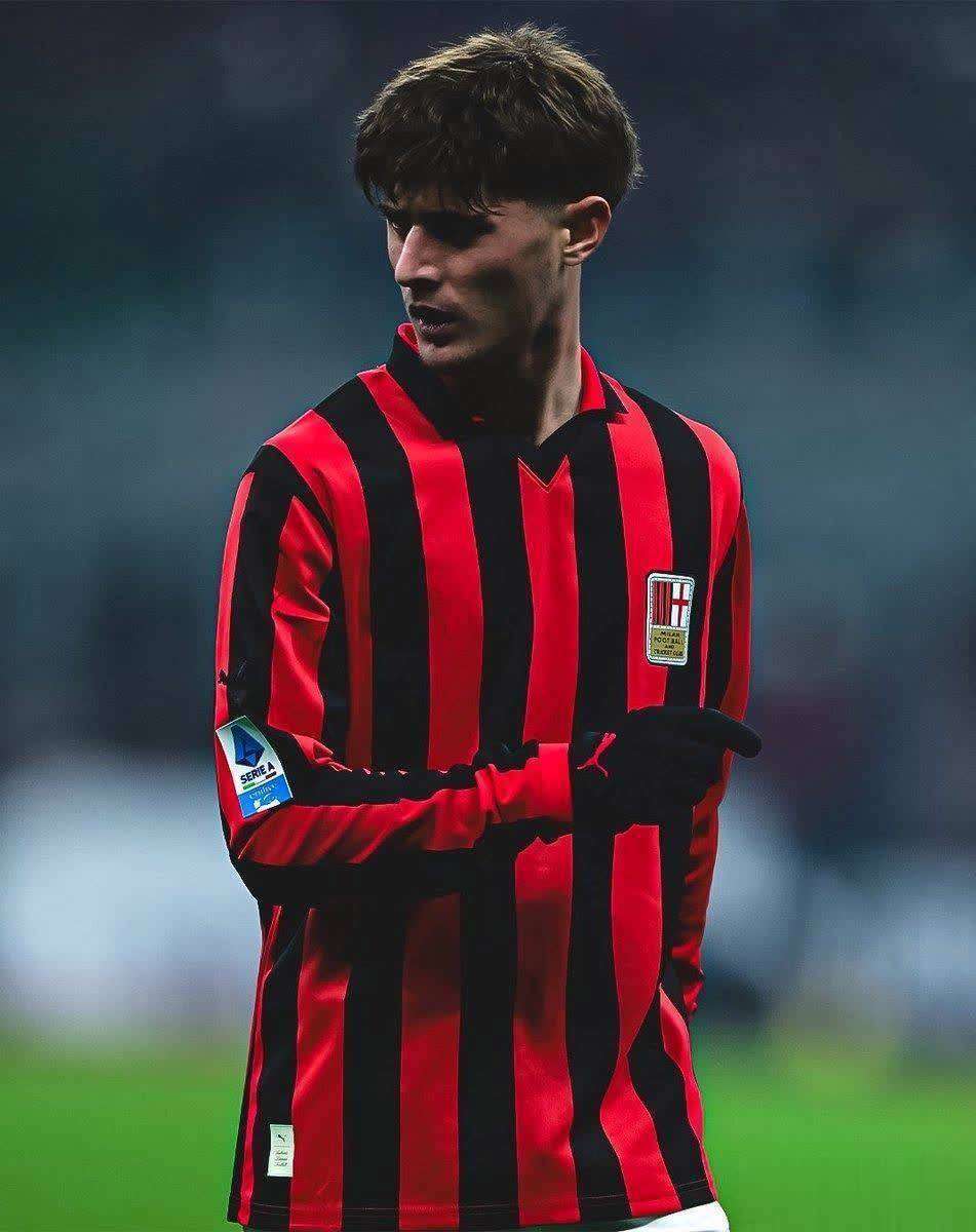 包含AC米兰新星频出，球队士气高涨迎来胜利的词条