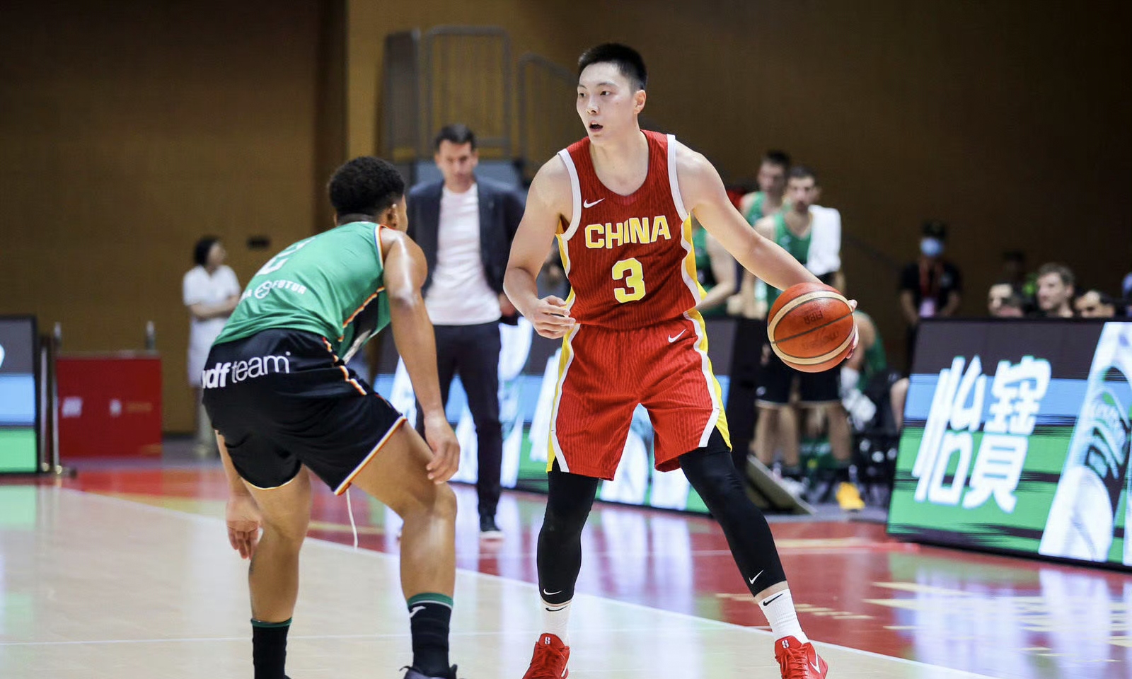 球员在比赛中发挥出色，助球队取得胜利