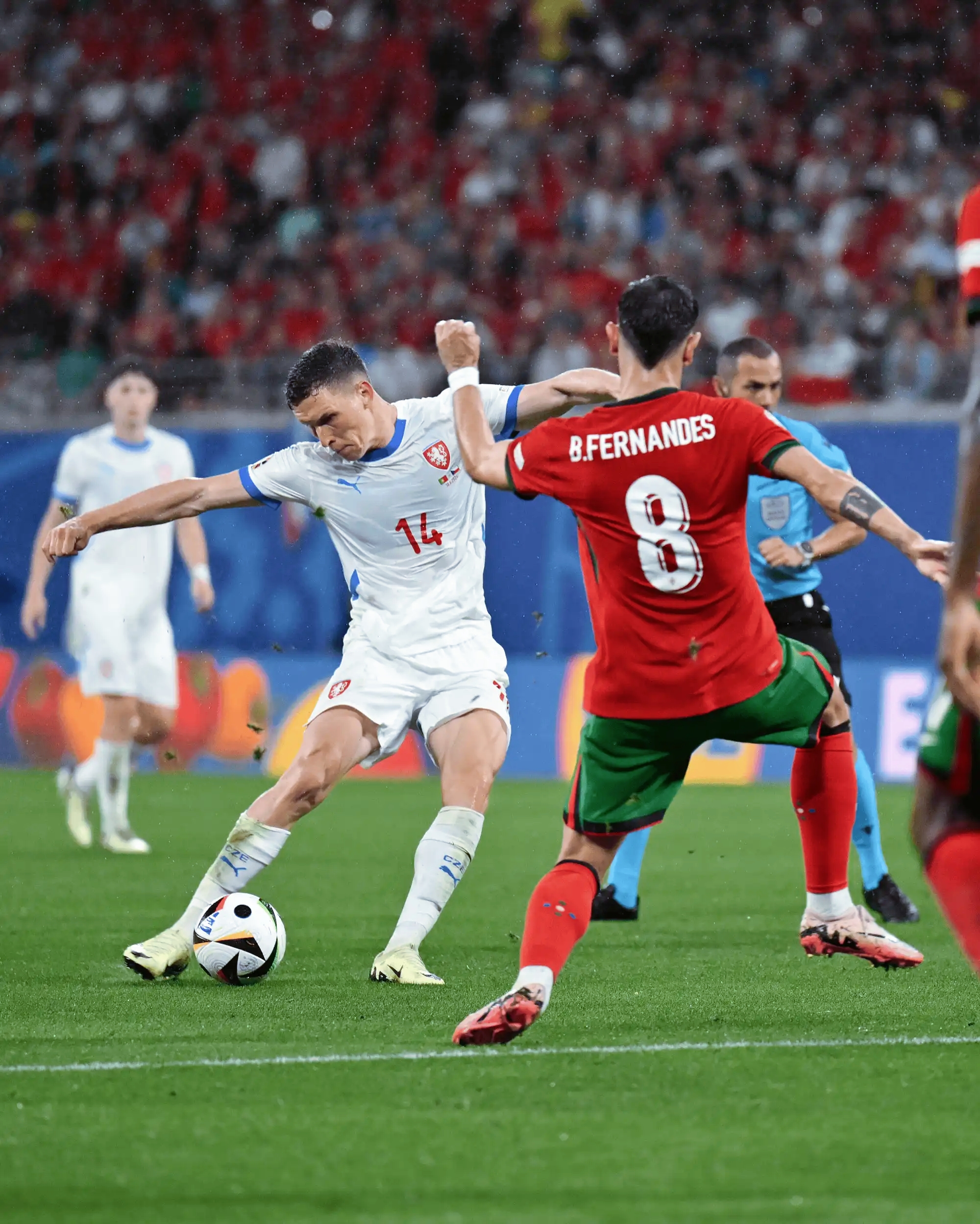 双方球队在欧洲国家杯比赛中展开了激烈对抗