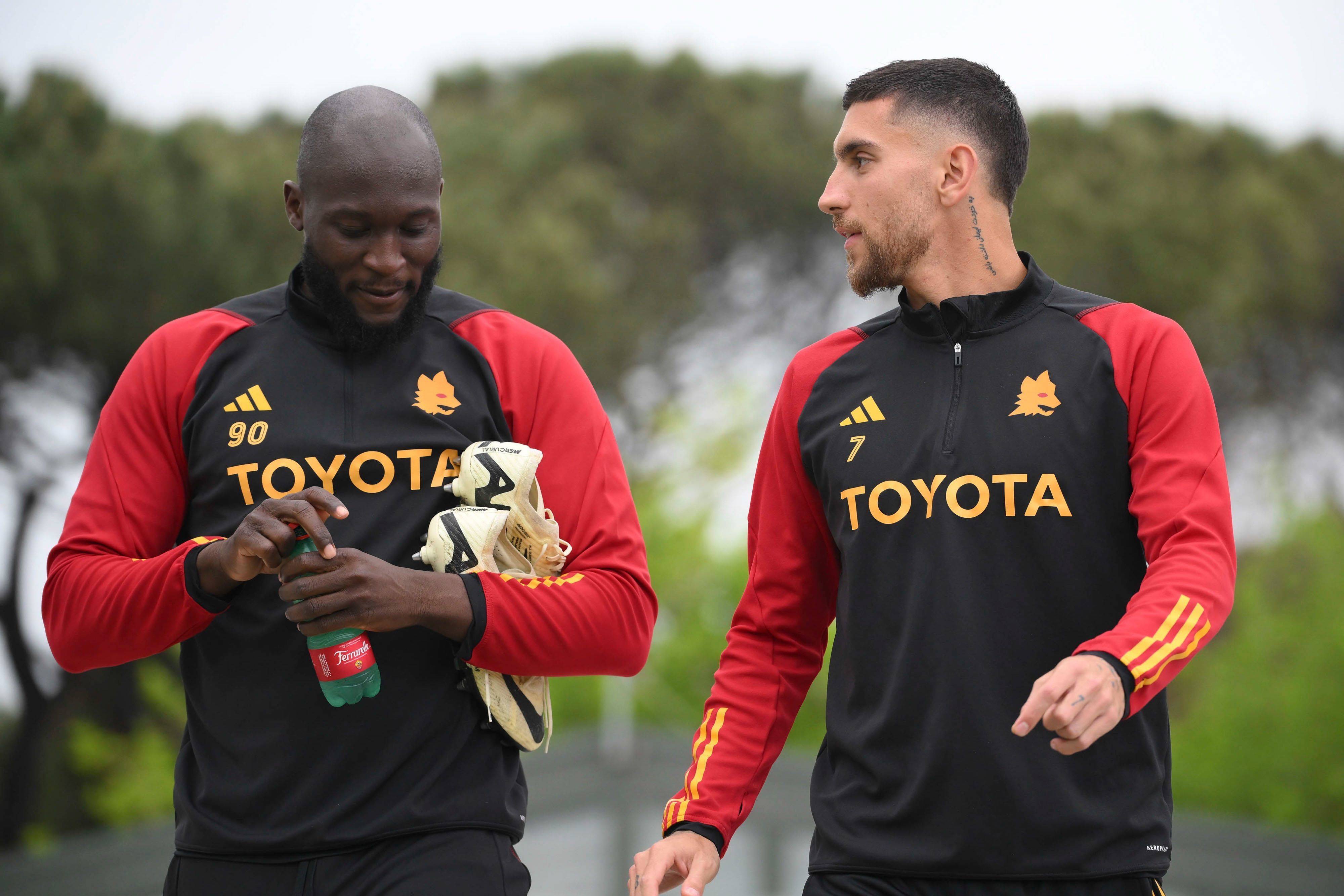 包含勒沃库森全队努力奋斗，获得胜利的词条