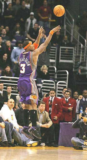 篮球之城再没仁，湖人力挫黄蜂铡刀取胜