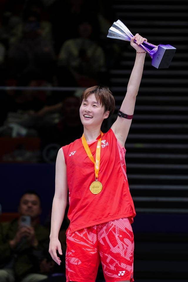 华体会在线-比利时女子羽毛球选手夺得冠军，庆祝成功的简单介绍