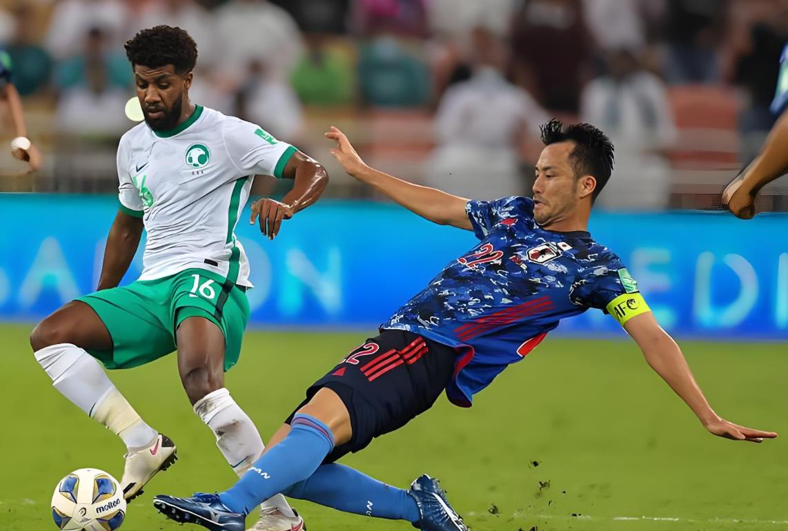 足球比赛场上竞技激烈：球队实力相近